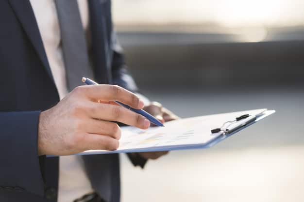 Office-Relocation-Quote-Man-With-Clipboard-CityCoast-Removals